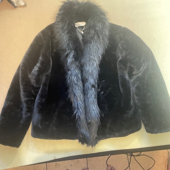 Black short faux fur coat - Picture 1 of 1